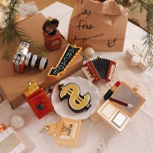 Decorazioni natalizie creative in stile retrò con macchina fotografica vintage e fisarmonica