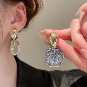 Elegant gold shell texture oval dangle earrings with minimalist metallic fan pendant