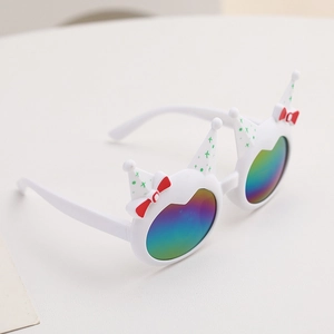 Gros plan de lunettes enfant blanches avec verres arc-en-ciel et nœud rouge décoratif