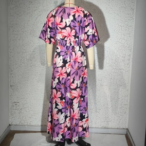 Détail d'une robe longue à fleurs avec taille élastique et dos en V sur mannequin