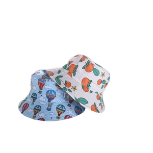 Dettaglio di cappelli da sole in cotone per bambini con stampe a mongolfiera