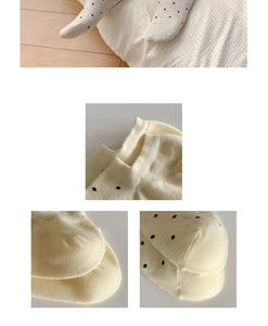 Dettagli di calzini in cotone lavorato a maglia per neonati color crema con pois neri e polsini