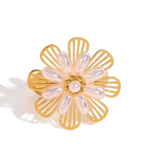 Anello aperto in acciaio inossidabile placcato oro 18k con fiore traforato e perla