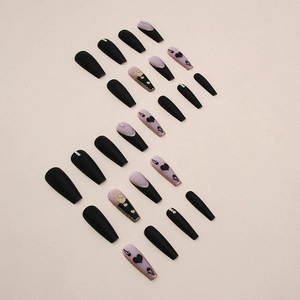Faux ongles ballerine longs mats noirs avec design poker coeur et détails pailletés
