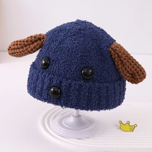 Détail du bonnet d'hiver en peluche bleu marine pour bébé avec oreilles en tricot marron