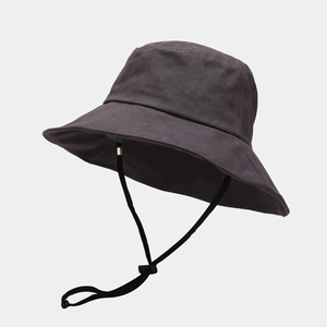 Vue détaillée du chapeau bob gris anthracite à large bord avec cordon de serrage réglable