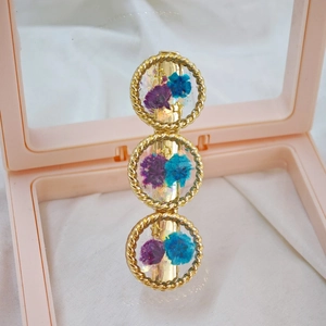 Pince à cheveux dorée faite main avec fleurs séchées violettes et paillettes