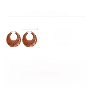 Détail de grandes boucles d'oreilles créoles marron tressées avec design géométrique
