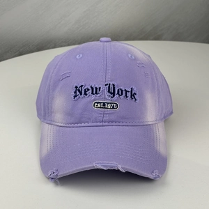 Detail einer lila Vintage-Baseballkappe mit New York Bestickung und Destroyed-Effekt