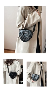 Détail du sac à bandoulière en forme de cœur avec rivets punk et fermoirs métalliques