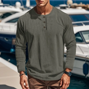 Detailaufnahme von grau-grünem Henley-Shirt mit Knopfleiste und gerippter Stoffstruktur