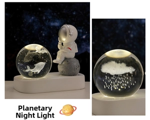Dettaglio della lampada notturna a sfera di cristallo 3D con base astronauta in resina