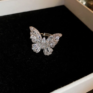 Dettaglio dell'anello a farfalla in argento con zirconi su sfondo di velluto nero