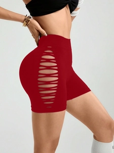 Vue macro d'un short rouge foncé à taille haute avec détails ajourés sur le côté