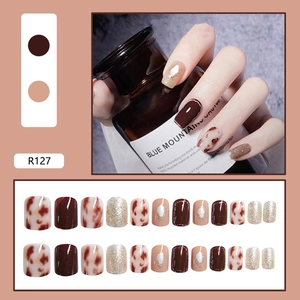 Short square press-on nails set with amber leopard print, glitter and coffee tones R127