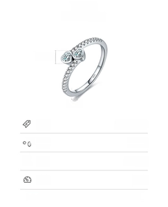 Détail de la bague en argent 925 avec deux zircons en forme de cœur brillant