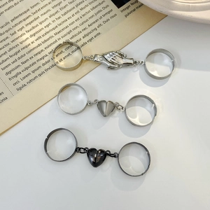 Bagues de couple magnétiques avec motifs cœur et poignée de main, finitions argent et noir