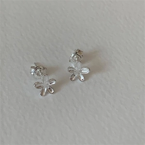 Close-up of S925 sterling silver flower stud earrings with a hollow five-petal design