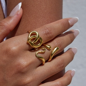 Golden heart ring set with knot and wavy streamline design for a modern minimalist style