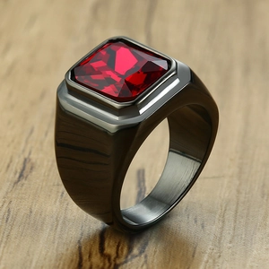 Détail macro d'une bague aigle homme avec zircon rouge et finition métal brossé