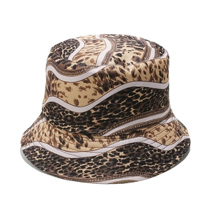 Dettaglio del cappello da sole leopardato con trama in raso e motivi a catena