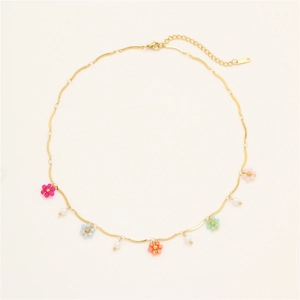 Détail du collier fleur doré avec des perles de cristal colorées et accents de perles