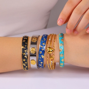 Bracelets ouverts en acier inoxydable avec motifs floraux et cœurs en cinq finitions élégantes