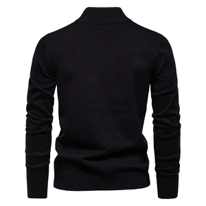 Vue arrière d'un pull noir pour homme montrant la texture du tricot et les finitions