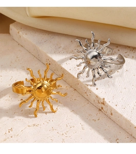 Makro-Detail von Sonnenringen in Gold und Silber auf einer Steinoberfläche