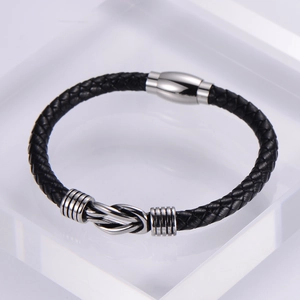 Bracciale in pelle nera intrecciata da uomo con chiusura magnetica in acciaio argento