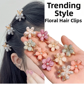 Détail de mini pinces à cheveux en forme de fleur portées sur le côté et en main