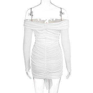 Détail arrière d'une mini-robe moulante blanche froncée montrant la texture du tissu