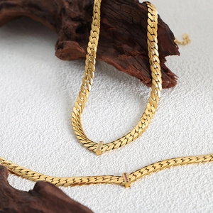 Ensemble collier et bracelet à maillons dorés avec breloques sur bois