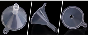 Détails macro de mini entonnoirs en plastique pour remplissage de liquide cosmétique