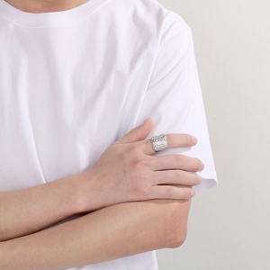 Dettaglio di un anello quadrato hip hop con placcatura in argento e micro-pavé di zirconi