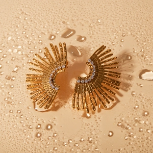 Goldene geometrische Ohrringe mit strahlendem Design und Kristallen auf Wassertropfen