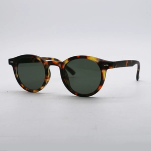 Vintage-Rundsonnenbrille in Schildpatt mit dunkelgrünen Gläsern aus einem 45-Grad-Winkel