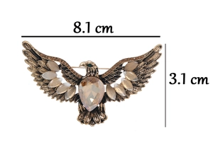 Vintage eagle brooch dimensions detail with 8.1 cm width and 3.1 cm height measurements