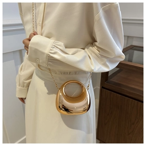 Sac boîte en acrylique doré poli avec poignée ronde évidée et bandoulière en chaîne