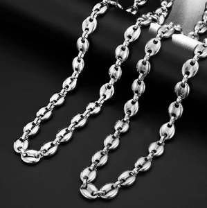 Poliertes Herren-Kaffeebehnen-Halsband aus Edelstahl auf schwarzem Präsentationsständer