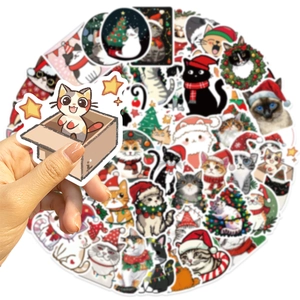 Dettaglio di adesivi natalizi con gatti impermeabili con cappelli e sciarpe festivi