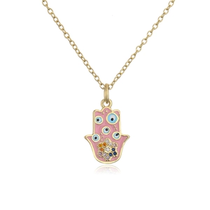 Makroaufnahme von Hamsa-Anhänger mit rosa Emaille, blauen Augen und bunten Zirkonia