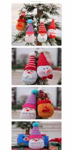 Detail van gebreide kerstkabouters met kerstman en rendier hangend aan de kerstboom