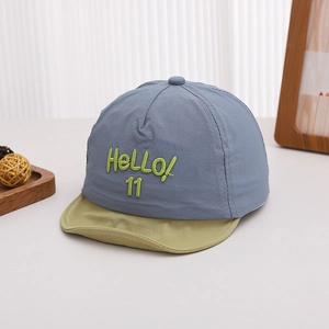 Détail de casquette bébé avec broderie HELLO 11 et visière souple au design bicolore