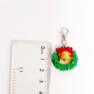 Medida del tamaño del colgante de corona de Navidad de 2cm en una regla graduada