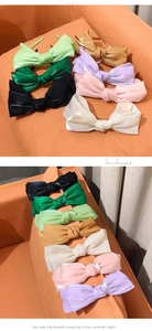 Détails de serre-têtes élégants à double nœud en satin déclinés en sept couleurs variées