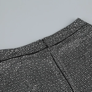 Détail de strass argentés de qualité et fermeture éclair invisible sur tissu noir
