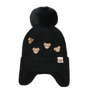 Détails du tricot d'un bonnet à oreillettes noir pour enfants avec broderie ours