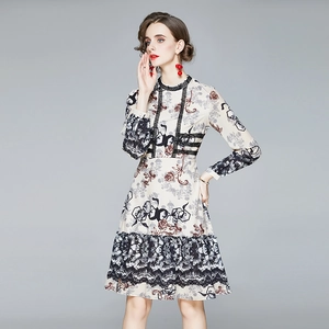 Robe en mousseline à imprimé floral, manches longues et dentelle noire à la taille
