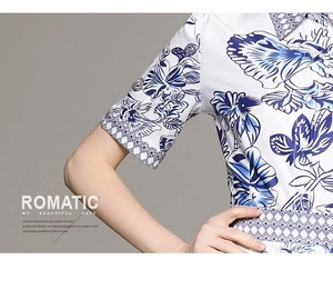 Détail d'une robe à manches courtes avec imprimé floral bleu et passepoil à la taille